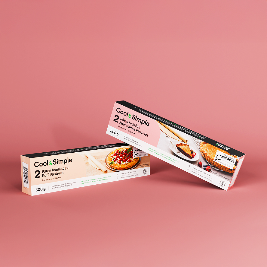 Deux boîtes de « Cool & Simple Puff Pastries » sont présentées sur un fond rose. L'une des boîtes est posée à plat et montre une tarte aux fruits, tandis que l'autre est inclinée et présente un dessert aux fruits rouges.