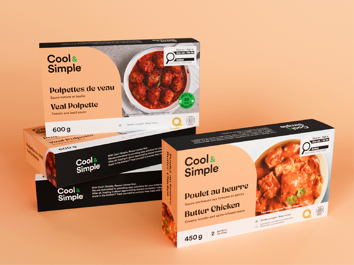 Trois boîtes de plats surgelés « Cool & Simple » sont présentées sur un fond couleur pêche. Les produits visibles sont les « Polpette de veau » et le « Poulet au beurre ». L'emballage comporte des images appétissantes des plats ainsi qu'un texte bilingue en anglais et en français.
