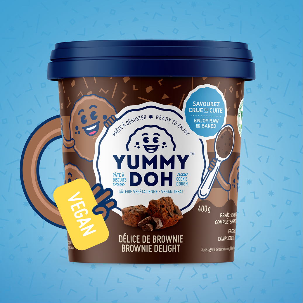 Un pot de 400 g de pâte à cookies végétalienne comestible « Yummy Doh », saveur « Brownie Delight », avec un couvercle bleu, des illustrations ludiques de cookies et une étiquette jaune « Vegan » sur fond bleu.