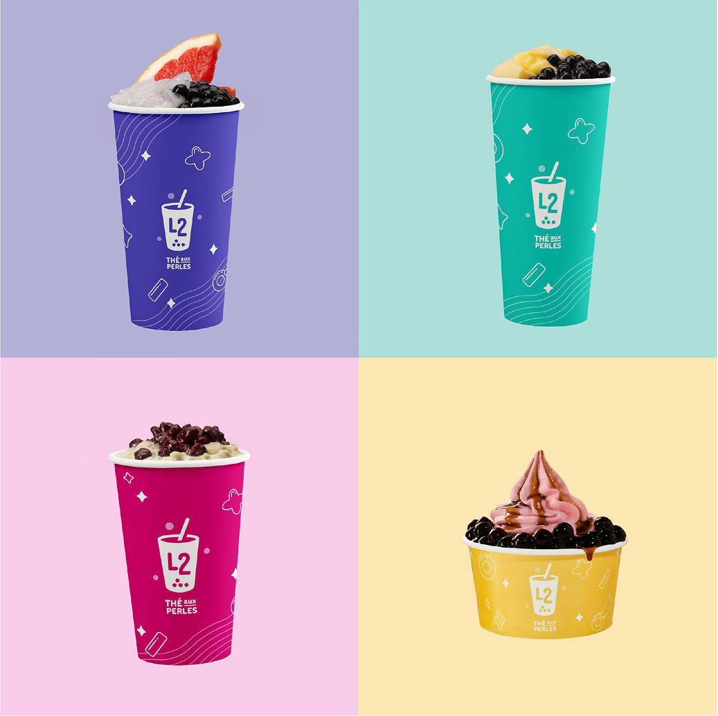 Quatre carrés colorés mettent chacun en avant un dessert inspiré du bubble tea : un gobelet bleu garni de crème fouettée et de pamplemousse, un gobelet vert garni de mangue et de tapioca, un gobelet rose garni de haricots rouges, et un bol jaune garni de glace à l'italienne et de tapioca.