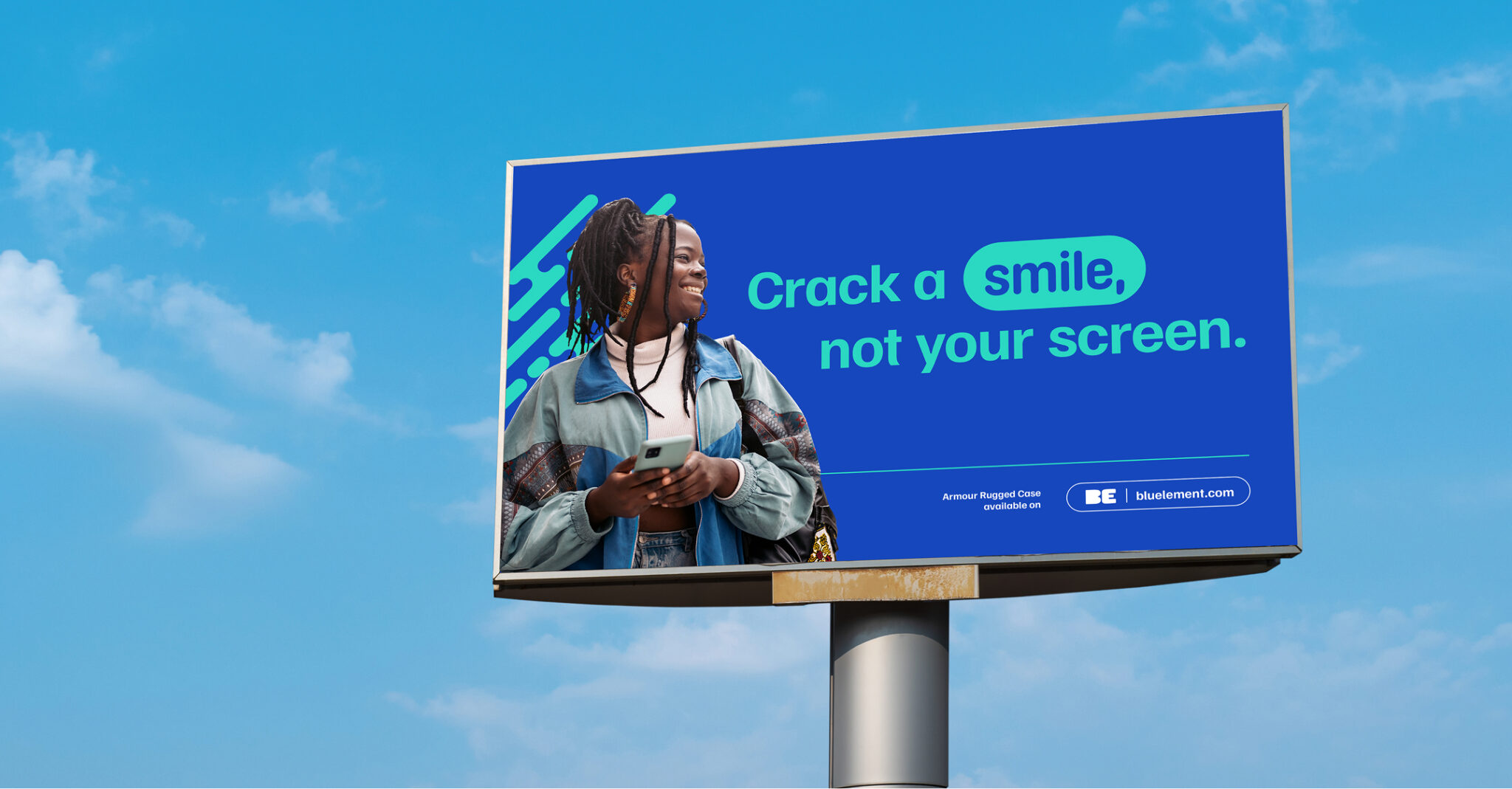 Un panneau publicitaire représentant une femme souriante tenant un téléphone. On peut y lire : « Souriez, ne cassez pas votre écran. » Le fond est bleu avec des touches de vert, et un lien vers le site web « bluemment.com » est visible en bas à droite.