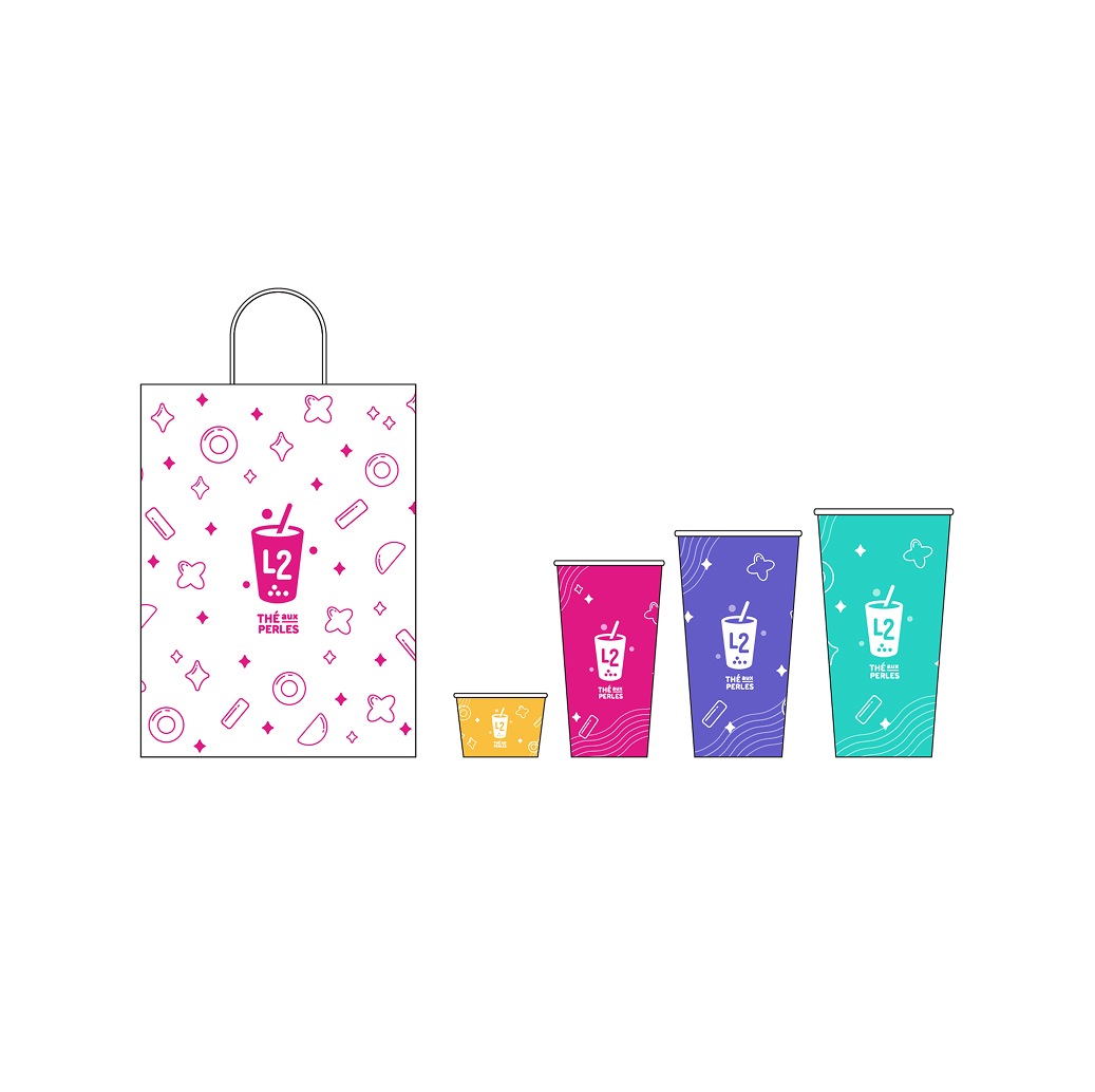 Illustration de verres à thé aux perles et d'un sac en papier à l'effigie de la marque. Le sac et les verres arborent des formes abstraites, le logo de la marque de thé aux perles et l'inscription « L2 Bubble Tea House » dans des tons de rose, violet, bleu et jaune.