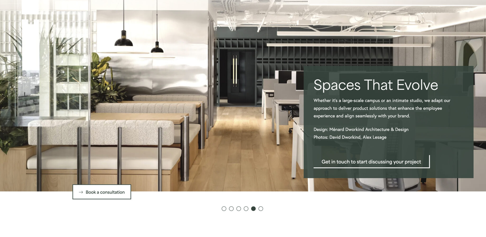 Intérieur de bureau moderne avec parquet, espaces de travail ouverts, plantes et un design épuré et minimaliste. Le texte superposé indique « Des espaces qui évoluent » et fournit des détails sur le design ainsi qu'une invitation à prendre rendez-vous pour une consultation.