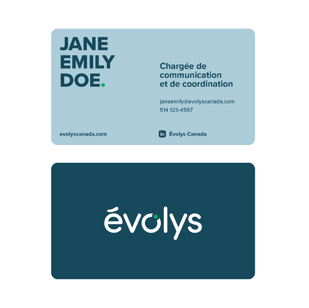 Deux cartes de visite pour Évolys Canada. La carte du haut est bleu clair et comporte les coordonnées de Jane Emily Doe, chargée de communication et de coordination. La carte du bas est bleu foncé et arbore le logo Évolys en blanc.