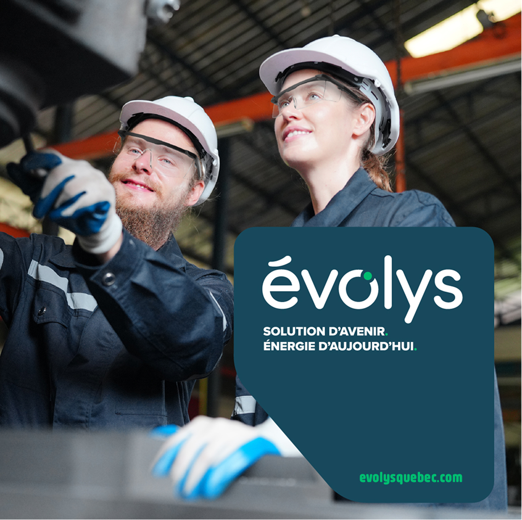 Deux ingénieurs, équipés de tenues de sécurité et de casques, sourient tout en faisant fonctionner des machines dans un environnement industriel. L'image comporte le logo Évolys et le texte : « Solution d'avenir. Énergie d'aujourd'hui. ».