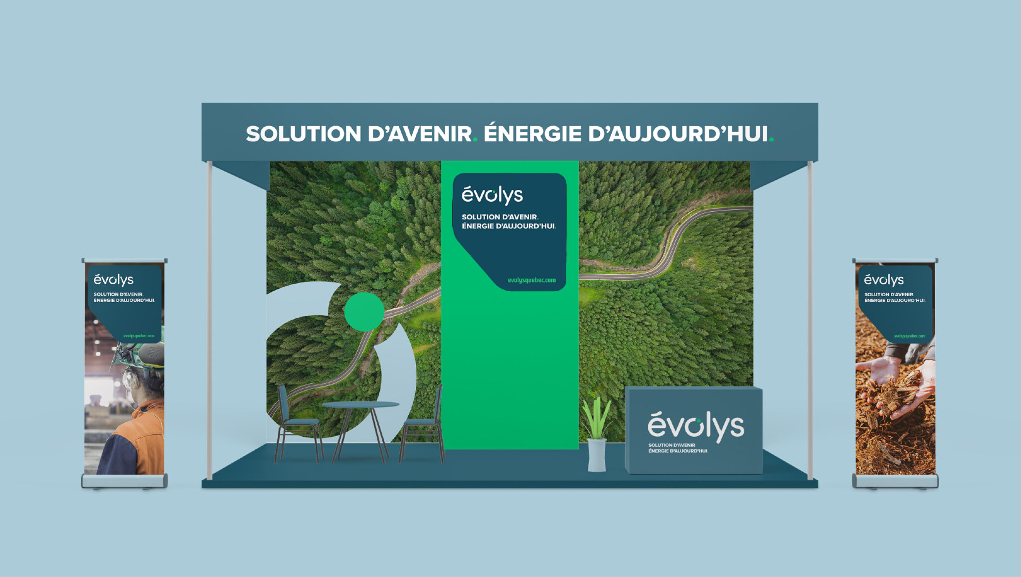 Stand d'exposition sur lequel figure, en haut, l'inscription « SOLUTION D’AVENIR, ÉNERGIE D’AUJOURD’HUI ». Le stand présente des illustrations sur le thème de la nature, le nom « évalys », des sièges et des bannières promotionnelles de chaque côté.