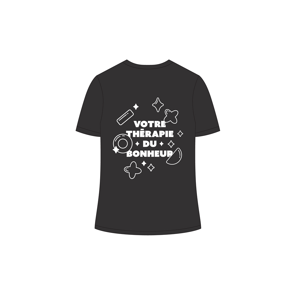 T-shirt noir orné de la phrase en français « Votre thérapie du bonheur » en lettres blanches en gras, entourée de formes géométriques simples, de symboles et d'un clin d'œil ludique au bubble tea.