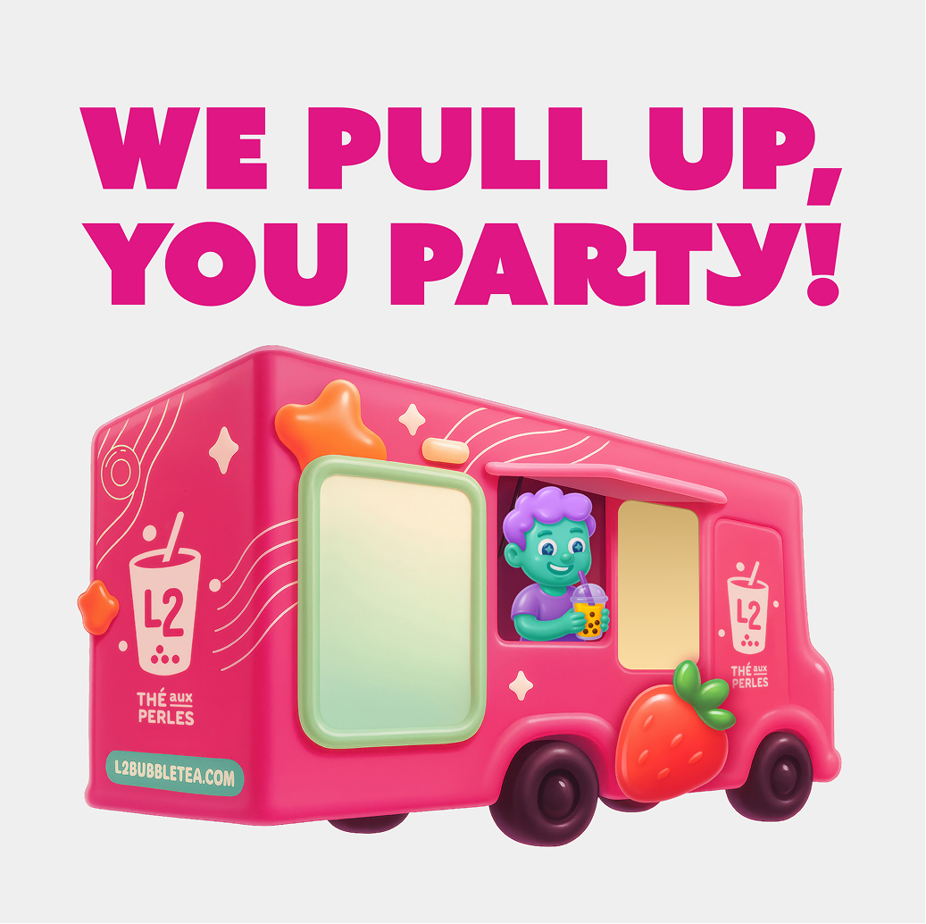 Un camion de bubble tea rose vif, orné de décorations fruitées, est conduit par un personnage de dessin animé plein d'entrain tenant une boisson à la main. Au-dessus, une inscription en rose vif annonce : « ON ARRIVE, LA FÊTE COMMENCE ! ».