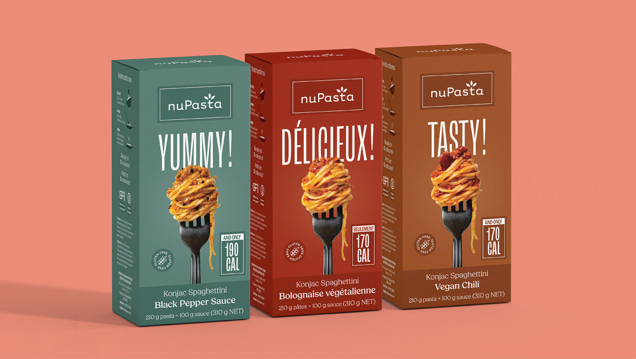 Trois boîtes colorées de spaghettis au konjac « nuPasta » sont alignées côte à côte, chacune ornée d’une fourchette piquant des pâtes. Les saveurs proposées sont « Sauce au poivre noir », « Bolognese végétalienne » et « Chili végétalien », chacune indiquant moins de 200 calories.