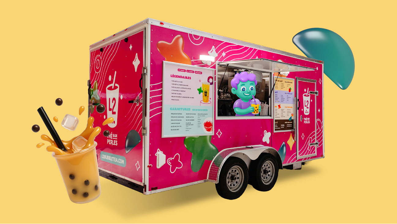 Un camion « L2 Bubble Tea » rose vif, orné de graphismes colorés et d'un grand menu, propose du bubble tea. Un personnage de dessin animé sourit depuis la vitre, tandis que des éléments ludiques représentant des perles de tapioca et une tasse géante virevoltent autour de ce camion aux couleurs vives, sur un fond jaune.