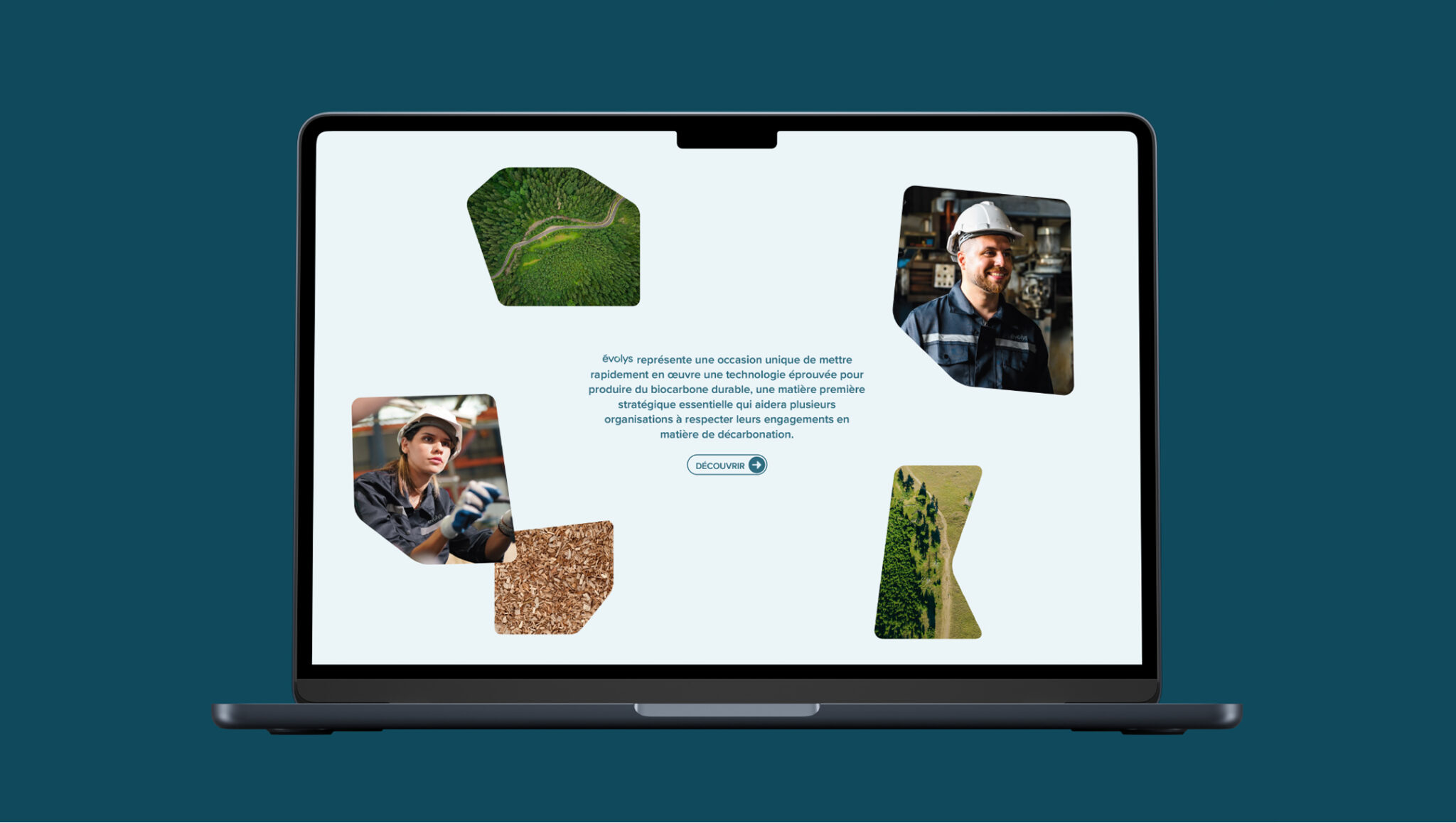 L'écran d'un ordinateur portable affiche une page web sur laquelle figurent, au centre, un texte en français, un bouton intitulé « DÉCOUVRIR » et quatre images géométriques : une route sinueuse, un ouvrier portant un casque, des copeaux de bois et une forêt verte.