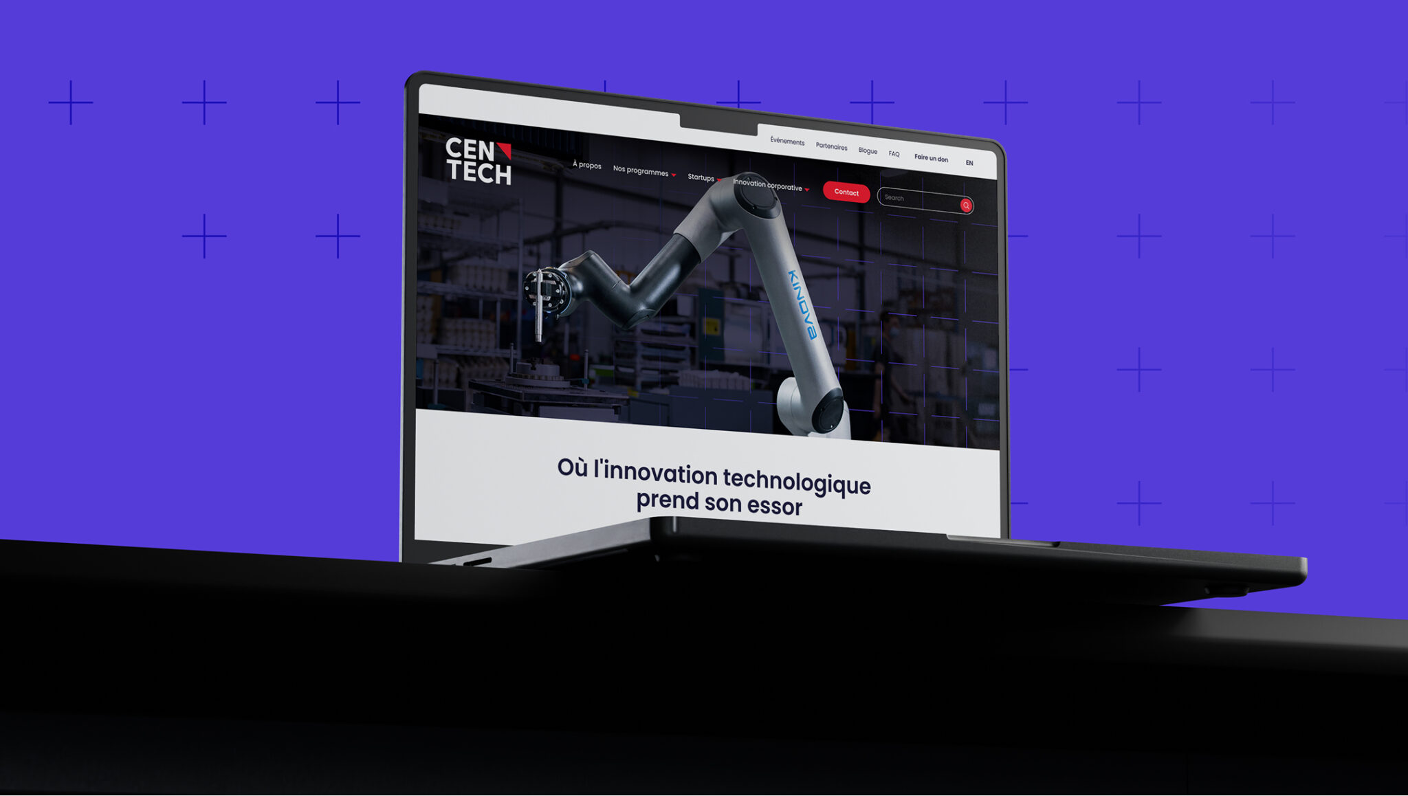 Un ordinateur portable affichant le site web de Centech, sur lequel figurent un bras robotisé et la phrase en français « Où l'innovation technologique prend son essor », sur un fond violet uni orné de motifs en forme de signe « + ».