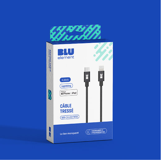 Boîte de vente au détail d'un câble USB-C vers Lightning tressé de la marque BLU Element, sur laquelle figurent des images du câble ainsi que des icônes indiquant sa compatibilité avec l'iPhone et l'iPad. La boîte est principalement bleue et blanche, avec des touches diagonales vertes.