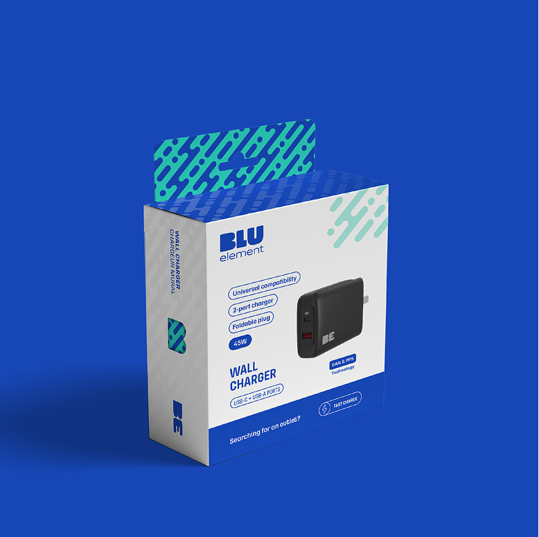 Un boîtier de chargeur mural BLU Element, sur fond bleu, présente les caractéristiques du produit, notamment une puissance de 65 W, 3 ports de recharge, une compatibilité universelle, ainsi qu'une image du chargeur noir. L'emballage comporte des touches de vert et de bleu.