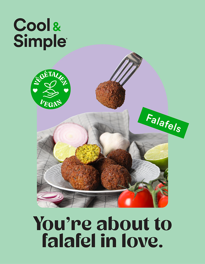 Une fourchette tient un falafel au-dessus d'une assiette remplie de falafels, avec à côté des oignons rouges émincés, du citron vert, de l'ail et des tomates. Le texte indique « Cool & Simple », « Falafels » et « Vous allez tomber sous le charme des falafels ». Le label « végétalien » est également présent.
