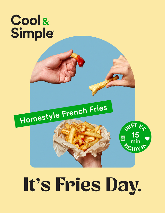 Deux mains tiennent et trempent des frites ; en dessous, on aperçoit un cornet en papier rempli de frites. Le texte indique « Frites maison » et « C'est le jour des frites ». Une étiquette verte précise « Prêtes en 15 min ». L'arrière-plan est jaune clair et bleu.