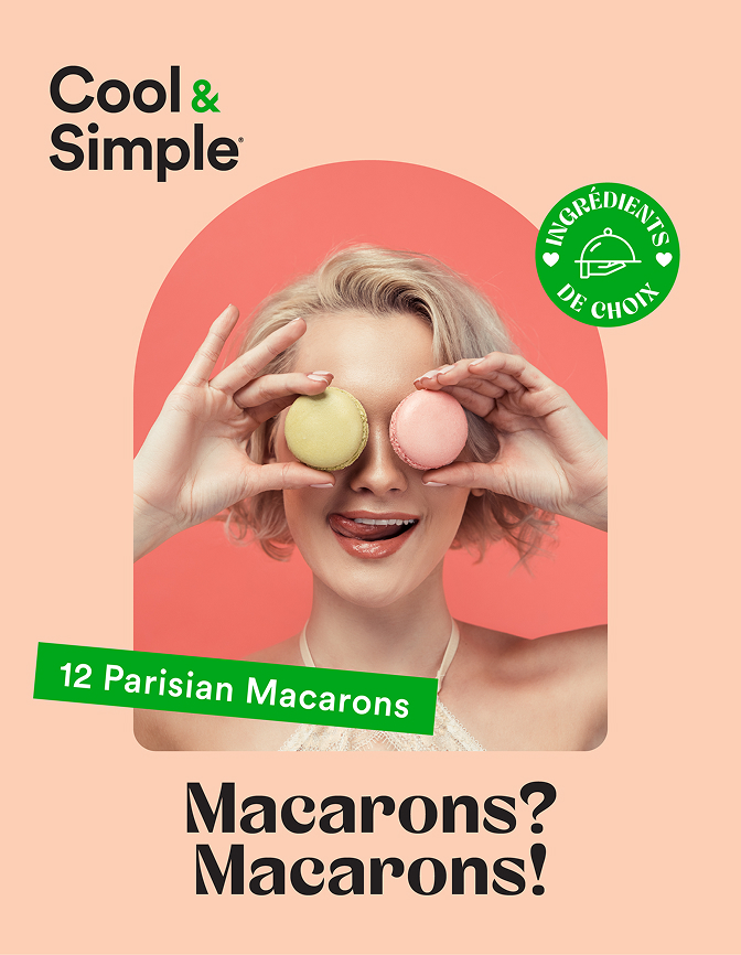 Une femme souriante tient un macaron vert et un macaron rose devant ses yeux, sur un fond couleur pêche. On peut lire les inscriptions suivantes : « Cool & Simple », « 12 macarons parisiens », « Des macarons ? Des macarons ! » et « Ingrédients de choix ».