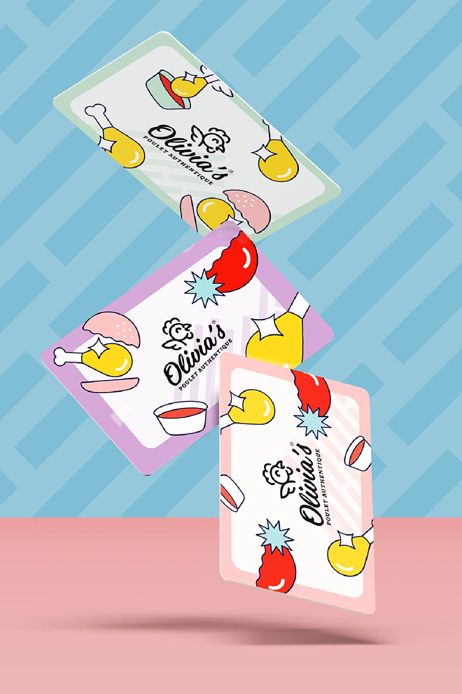 Trois cartes colorées, ornées du logo du restaurant « Olivia’s Chicken » et d’illustrations ludiques représentant des aliments tels que des pilons de poulet, du fromage et des tomates, semblent flotter au-dessus d’une surface rose sur un fond bleu à motifs géométriques.
