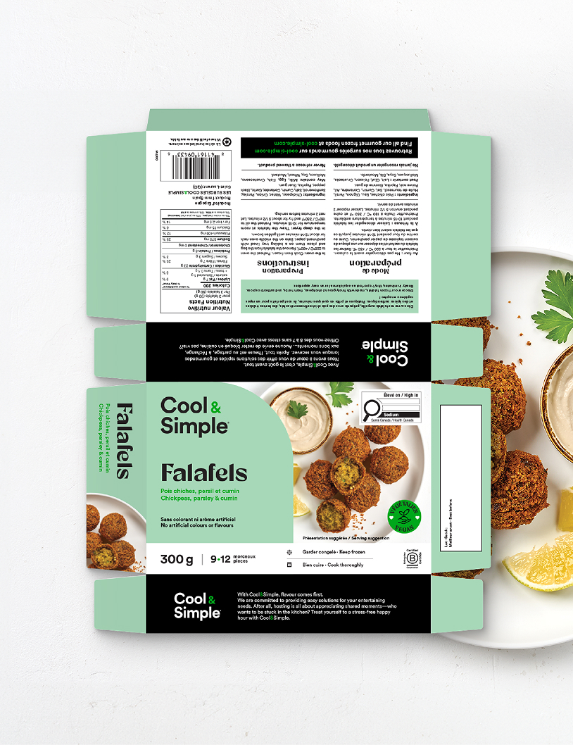 Une boîte Cool & Simple verte et noire pour falafels, comportant des informations sur le produit, la valeur nutritionnelle et des images de falafels présentés dans une assiette avec de la sauce, des quartiers de citron et des herbes aromatiques. Contient 9 à 12 falafels, soit 300 g. La boîte est représentée dépliée sur un fond blanc.