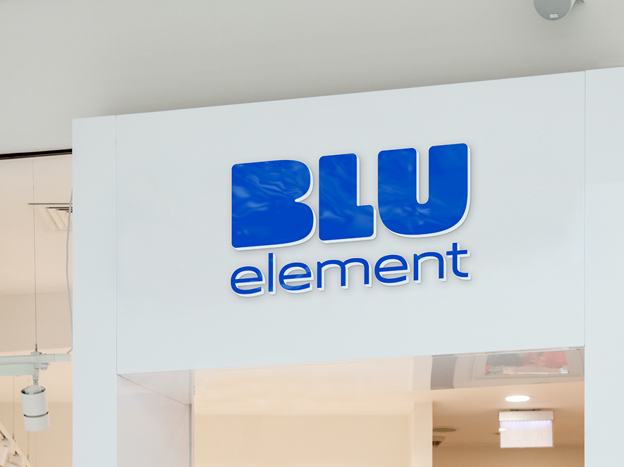 Au-dessus de l'entrée d'un magasin, une enseigne blanche porte l'inscription « BLU element » en lettres bleues en gras.