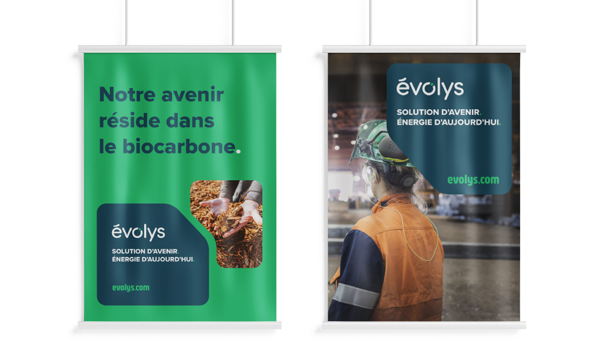 Deux affiches : celle de gauche comporte un texte en vert, en français, évoquant un avenir fondé sur le biocarbone, avec un logo et des mains tenant des copeaux de bois ; celle de droite représente un ouvrier en tenue de sécurité et arbore une image de marque similaire pour « évolys », une entreprise spécialisée dans les énergies renouvelables.