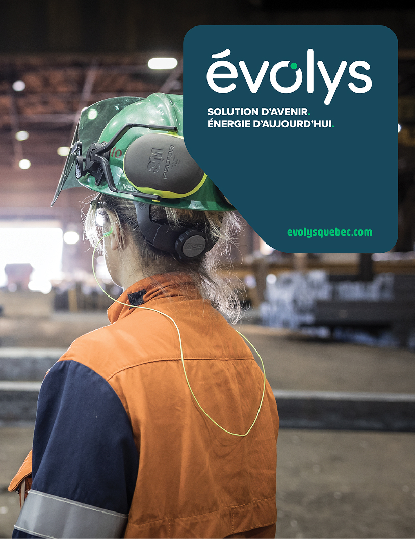 Un ouvrier portant un équipement de sécurité, notamment un casque et des protections auditives, se tient debout dans un environnement industriel. Un logo porte l'inscription « évolys : Solution d’avenir, énergie d’aujourd’hui ». Site web : evolysquebec.com.