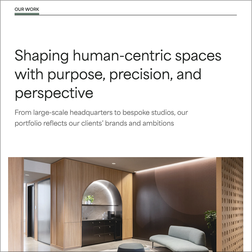 Un espace de bureau moderne, agrémenté de touches de bois, d'un coin cuisine noir aux lignes courbes, de plantes et d'un fauteuil gris. Le texte ci-dessus décrit la création d'espaces centrés sur l'humain, conçus avec une vision claire et une grande précision.