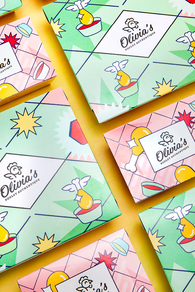 Plusieurs boîtes colorées et illustrées de la marque « Olivia’s Poultry Authentique » sont disposées sur un fond jaune, évoquant le charme d’un véritable restaurant spécialisé dans le poulet. Ces boîtes sont ornées d’œufs, de poulets et de motifs géométriques en forme d’étoiles sur des fonds aux couleurs pastel.