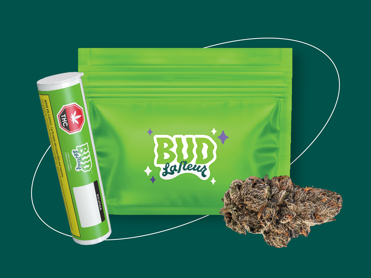Un sachet refermable vert portant l'inscription « Bud Lafleur », un tube à joint muni d'un avertissement concernant le THC et un bourgeon de cannabis, le tout sur un fond vert orné de lignes courbes blanches.