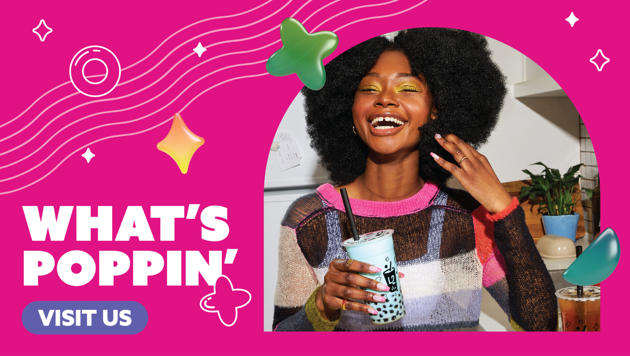 Une femme souriante aux cheveux afro tient un gobelet de L2 Bubble Tea. L'arrière-plan rose est orné de formes ludiques, ainsi que du texte « WHAT'S POPPIN’ » et d'un bouton « Venez nous rendre visite » situé à gauche.