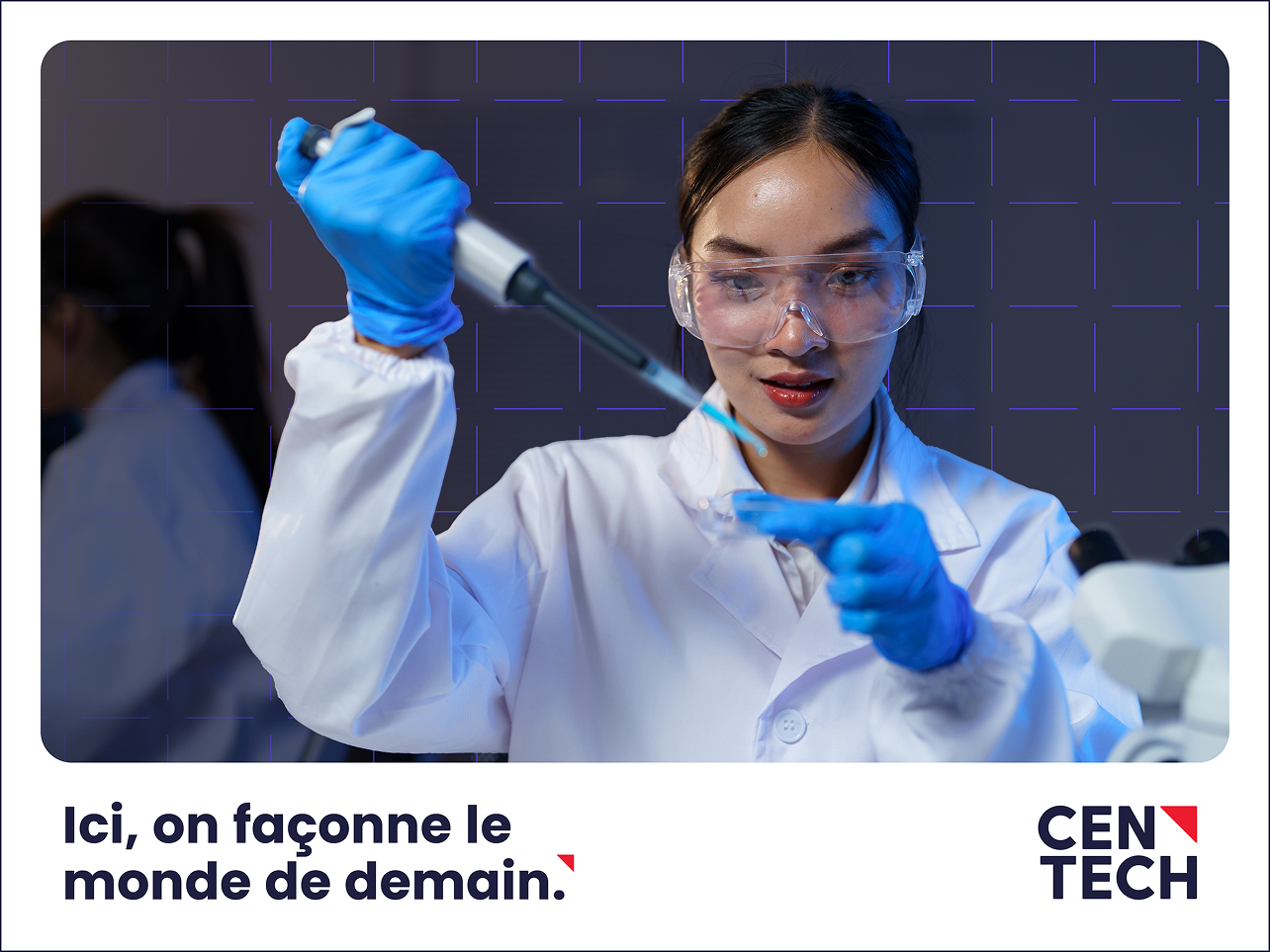 Un scientifique portant des lunettes de protection et des gants bleus utilise une pipette dans un laboratoire. Le texte indique : « Ici, on façonne le monde de demain. » et le logo « CENTECH » apparaît dans le coin inférieur droit.
