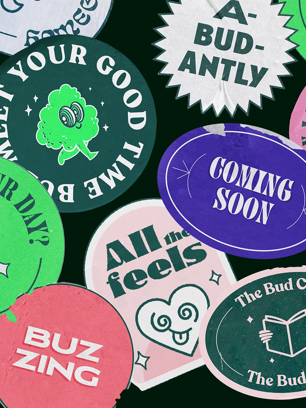 Un collage d'autocollants ronds et colorés portant des inscriptions telles que « A-BUD-ANTLY », « COMING SOON », « All the feels » accompagné d'un cœur, « BUZZING » et « ENJOY YOUR GOOD TIME », le tout sur fond sombre.