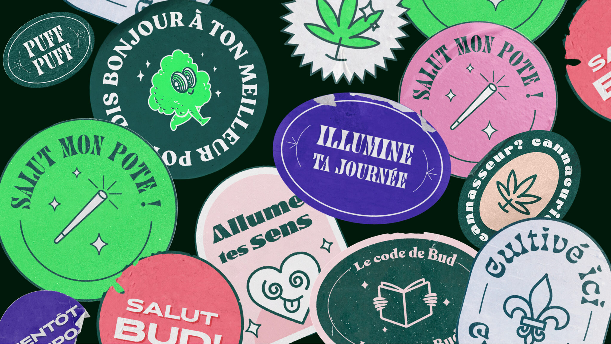 Une multitude d'autocollants colorés, ornés de phrases en français et d'illustrations sur le thème du cannabis (feuilles, joints et messages sympathiques tels que « Salut mon pote ! » et « Illumine ta journée »), sont disséminés sur un fond sombre.