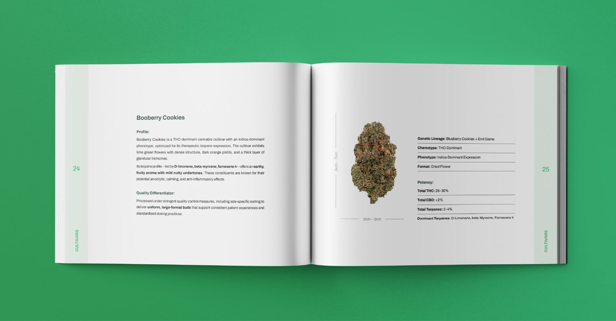 Un livre ouvert posé sur une surface verte présente, sur la page de gauche, la fiche descriptive de la variété de cannabis « Booberry Cookies » et, sur la page de droite, une photo en gros plan d'un bourgeon de cannabis accompagnée des informations relatives à cette variété.