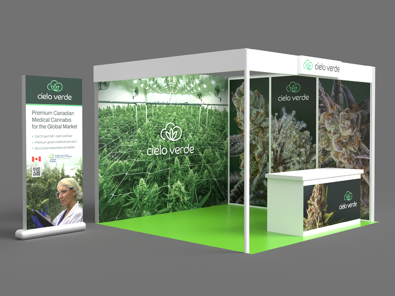 Un stand de salon pour « cielo verde » avec des images de plants de cannabis, un comptoir blanc et un panneau sur pied présentant les informations sur l'entreprise, ses logos ainsi qu'une photo d'une personne en tenue de sécurité tenant un bloc-notes. Le stand arbore les couleurs vertes et blanches de la marque.