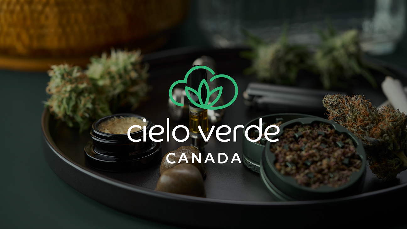 Un plateau sur lequel sont disposés des têtes de cannabis, un broyeur contenant du cannabis moulu, un joint, un récipient en verre et de petits pots, avec le logo « Cielo Verde Canada » et l'icône d'une plante verte superposés à l'image.