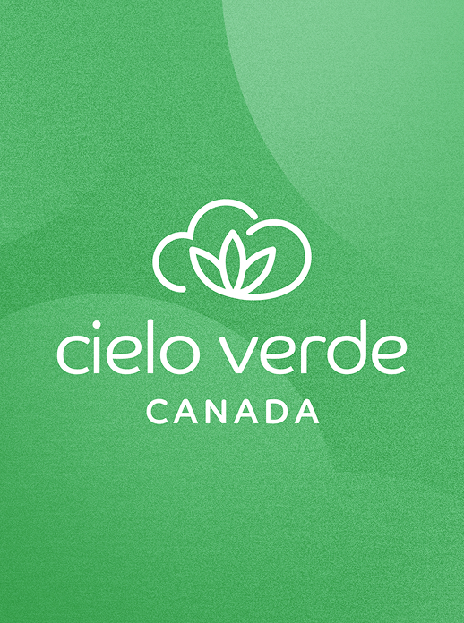 Un fond vert avec un logo blanc représentant un nuage et des feuilles au-dessus du texte « cielo verde CANADA ».