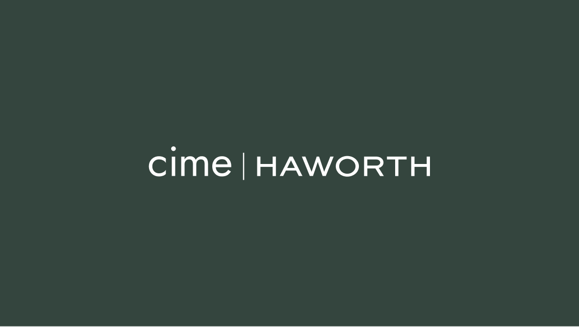 Sur un fond vert foncé, on peut lire en lettres blanches « cime | HAWORTH », les deux mots étant séparés par une ligne verticale.