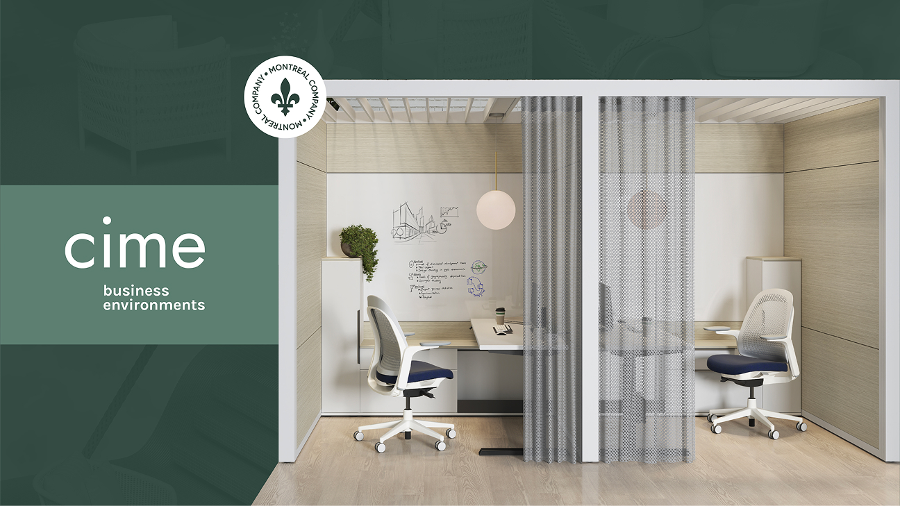 Un espace de bureau moderne comprenant deux postes de travail séparés par un rideau transparent. Chaque bureau est équipé d'une chaise et d'une lampe, et le mur recouvert d'un tableau blanc est parsemé de croquis et de notes. Le logo « Cime business environments » est affiché sur un fond vert.