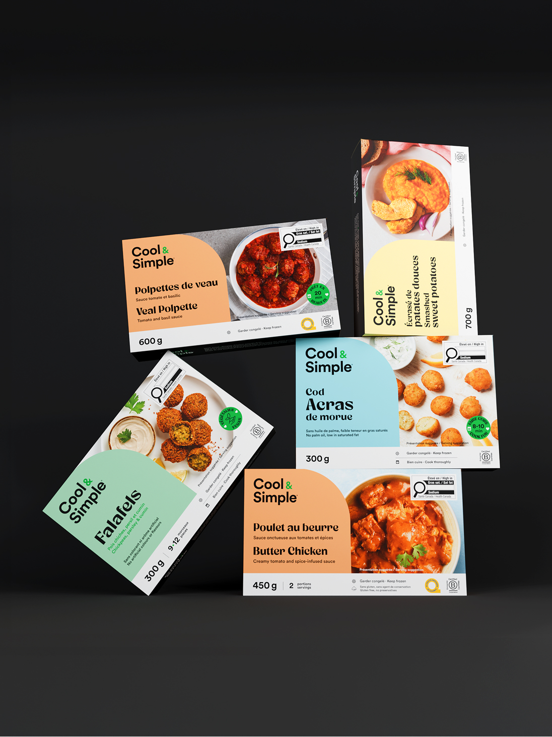 Cinq boîtes colorées de plats surgelés de la marque Cool & Simple sont disposées sur un fond noir : polpettes de veau, accras de morue, falafels, poulet au beurre et bouchées de poulet au piment.