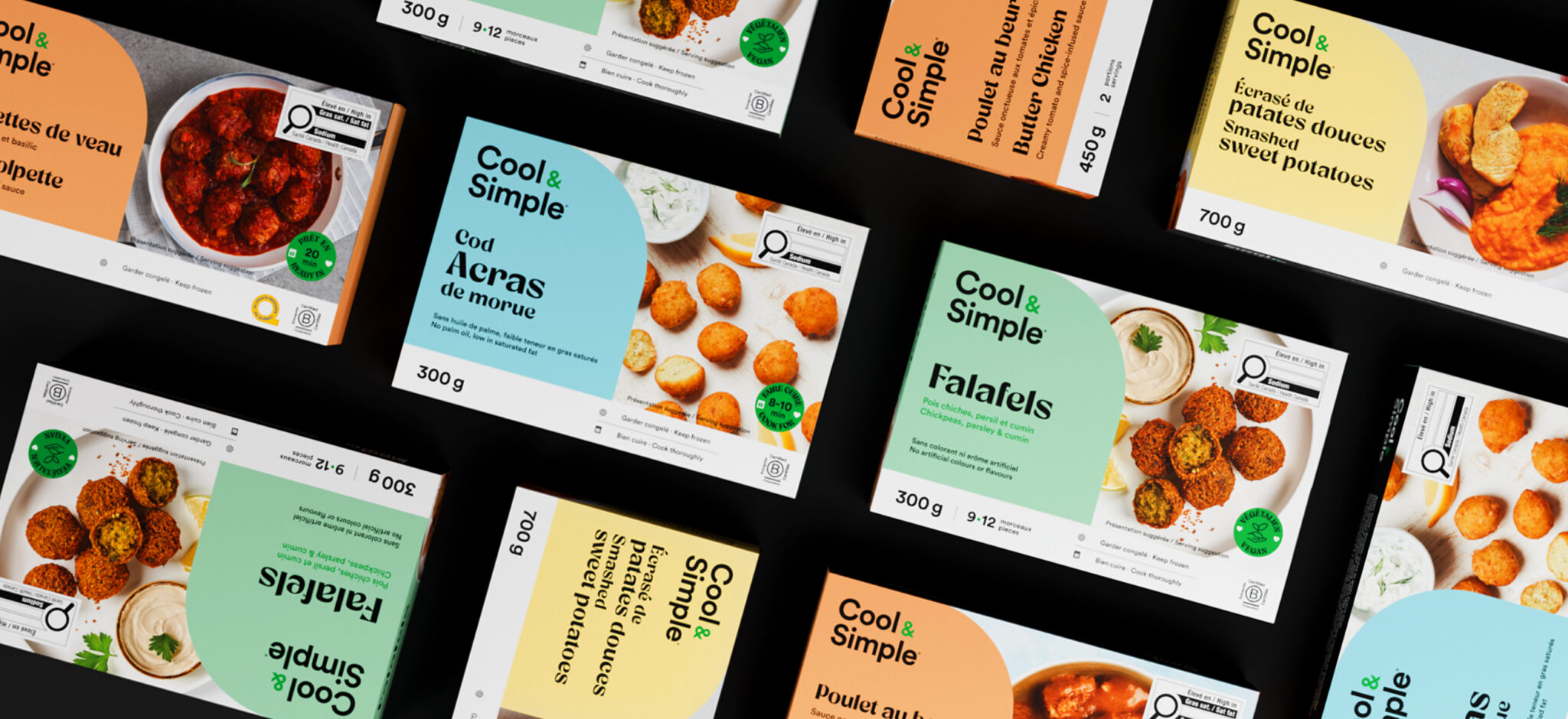 Divers emballages de produits surgelés « Cool & Simple », comprenant notamment des falafels, des patates douces et des croquettes de poisson, sont disposés en diagonale sur un fond noir. Ils arborent des motifs colorés et minimalistes, accompagnés d'images des produits et de descriptions en français et en anglais.