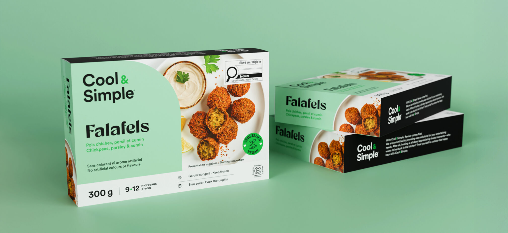 Deux boîtes de falafels « Cool & Simple » sont présentées sur un fond vert. L'emballage montre des boulettes de falafel, un bol de sauce et les informations sur le produit, en anglais et en français.