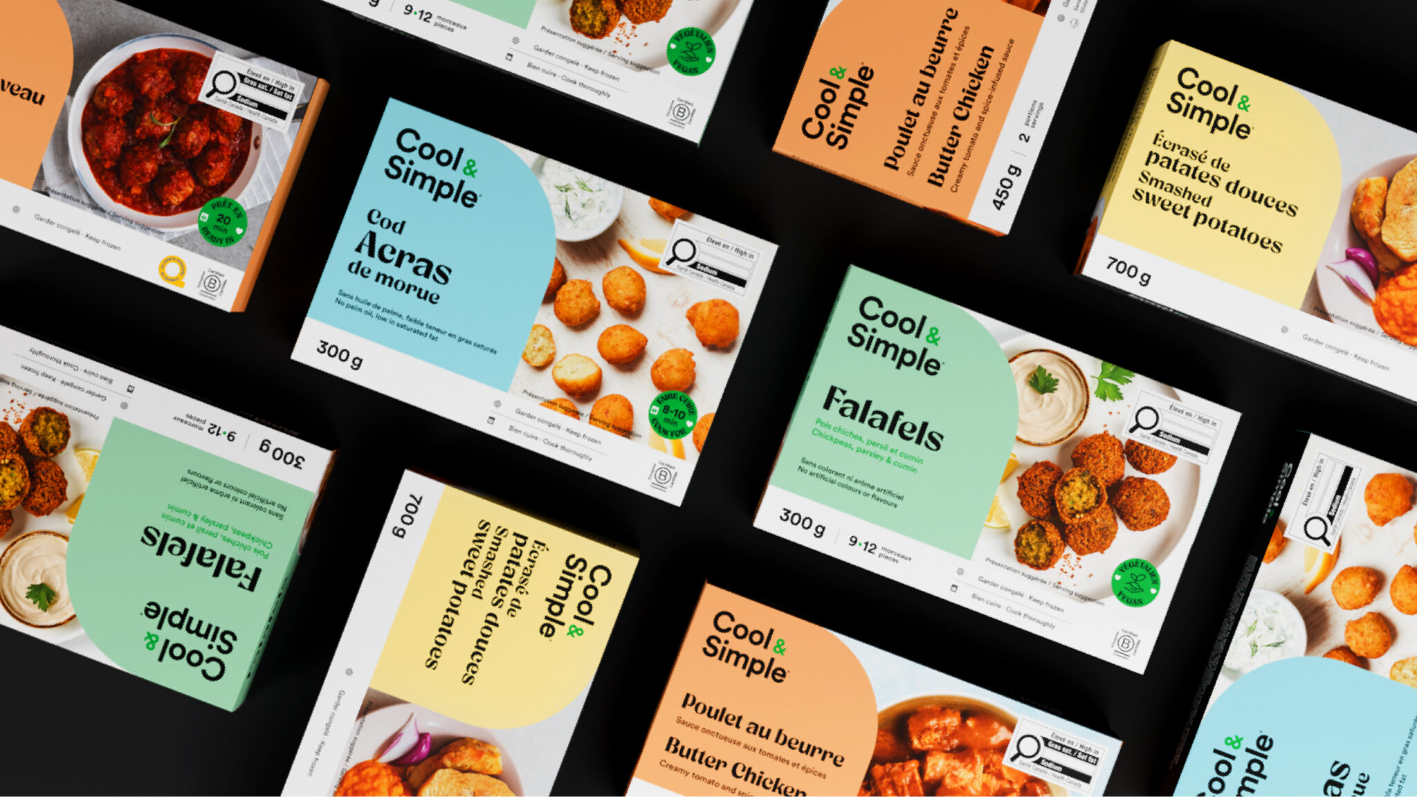 Assortiment d'emballages de produits surgelés « Cool & Simple », comprenant notamment des falafels, des galettes de patate douce et du poulet au beurre, disposés sur un fond noir. Les emballages arborent des motifs géométriques colorés et des images des produits.
