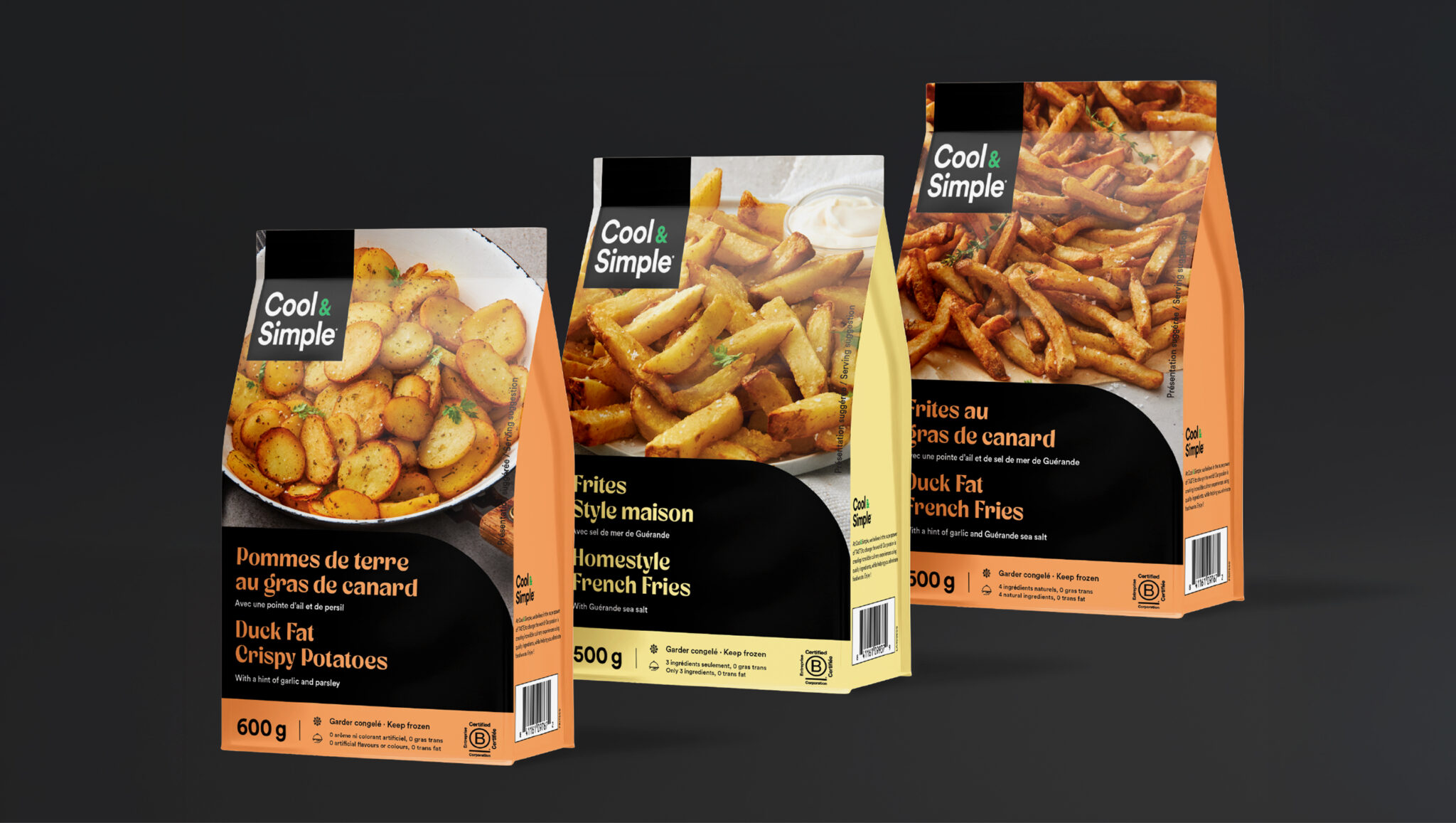 Trois emballages de produits à base de pommes de terre surgelés de la marque « Cool & Simple », comprenant des pommes de terre croustillantes à la graisse de canard et deux variétés de frites à la graisse de canard, sont présentés sur un fond sombre. Les emballages comportent des photos des plats cuisinés.