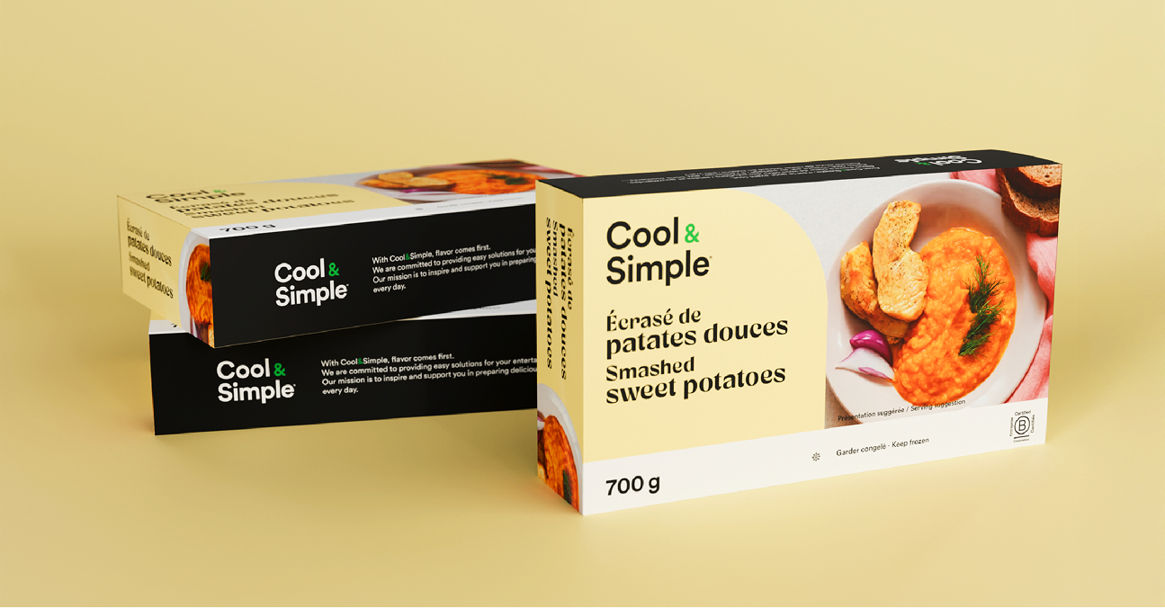 Deux boîtes de « Cool & Simple Smashed Sweet Potatoes », de 700 g chacune, sont présentées sur un fond jaune pâle. L'emballage comporte une image de galettes de patate douce agrémentées d'herbes aromatiques.