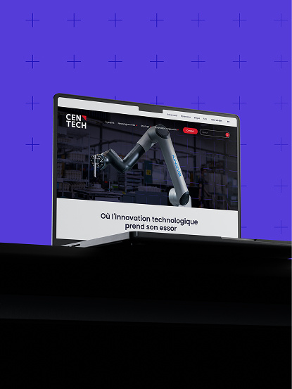 Un écran d'ordinateur affiche le site web de Centech, sur lequel figure un bras robotisé, mettant en avant un « partenariat créatif ». L'arrière-plan est violet, parsemé de signes « + » discrets, et le texte du site est en français. La partie inférieure de l'image montre une surface sombre.