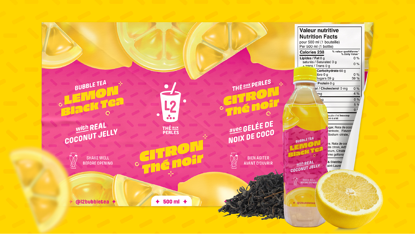 Une étiquette colorée pour le thé L2 Bubble Tea au citron et au thé noir, avec de la véritable gelée de noix de coco. Le motif représente des tranches de citron, une bouteille de thé, des feuilles de thé et les informations nutritionnelles, le tout sur un fond jaune vif et rose.