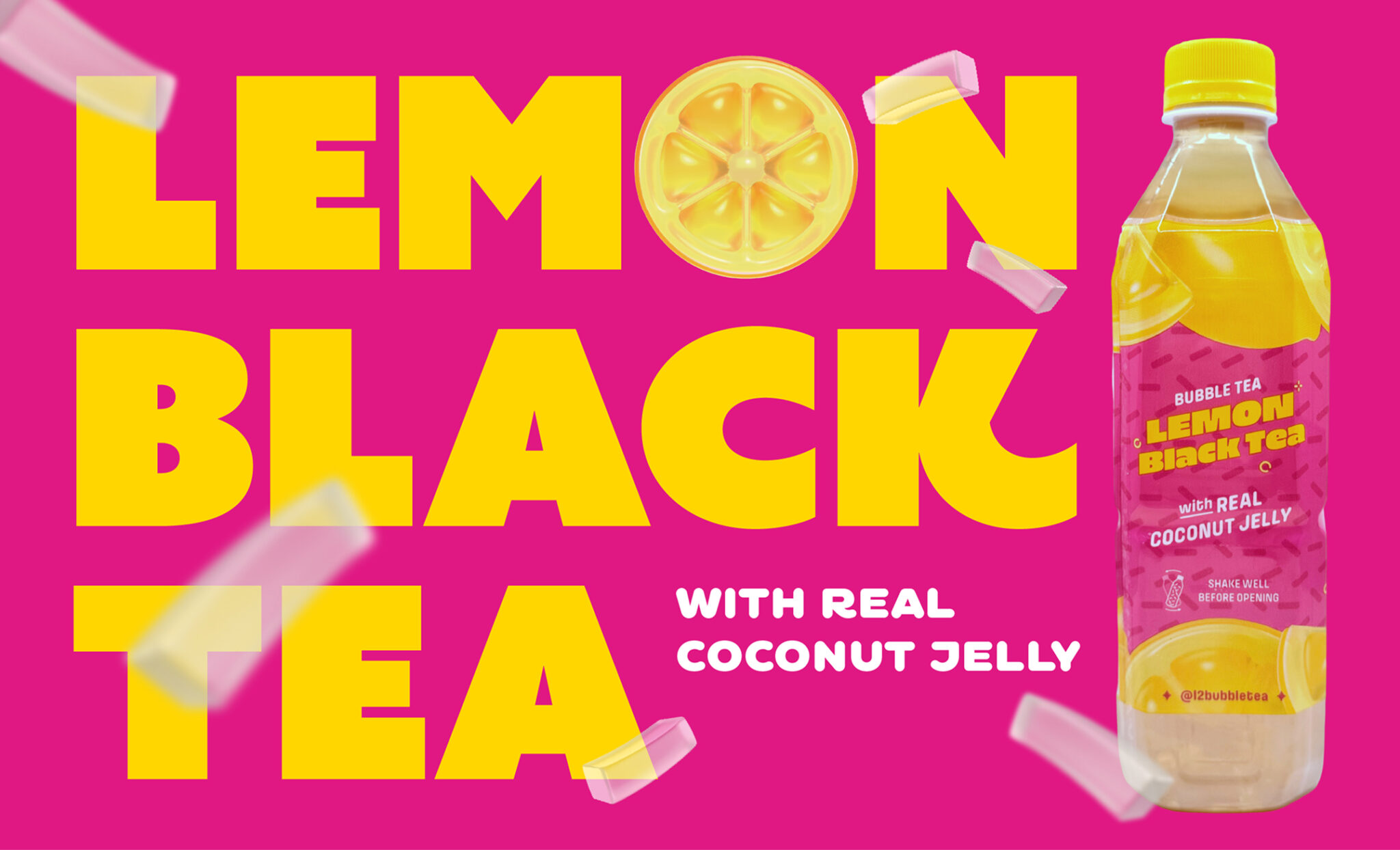 Une publicité dynamique avec une inscription en jaune vif « LEMON BLACK TEA » sur fond rose, illustrée de tranches de citron et d’une bouteille de thé noir au citron accompagnée de gelée de noix de coco. Une inscription en blanc en dessous précise « avec de la vraie gelée de noix de coco ».