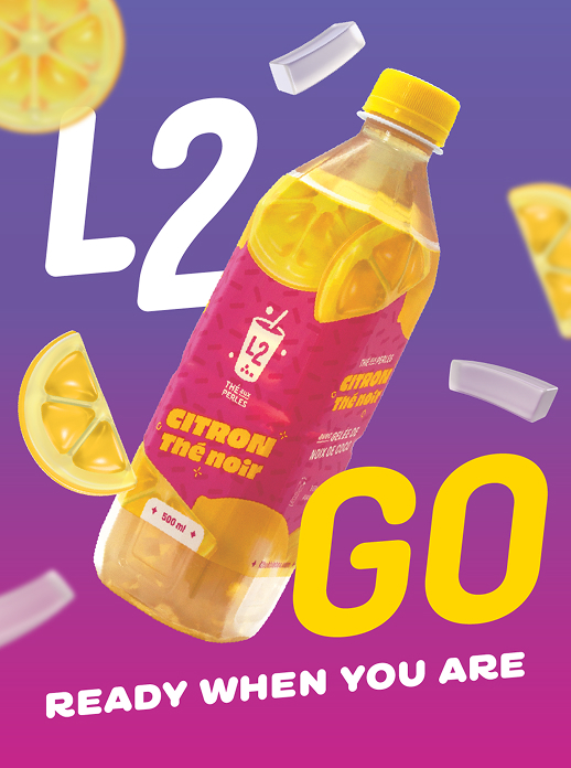 Une bouteille de L2 Citron Thé Noir (thé noir au citron), contenant des rondelles de citron, est photographiée en contre-plongée sur un fond aux dégradés de violet et de rose. Des quartiers de citron et des glaçons flottent autour, accompagnés d'une inscription en caractères gras : « GO READY WHEN YOU ARE. ».