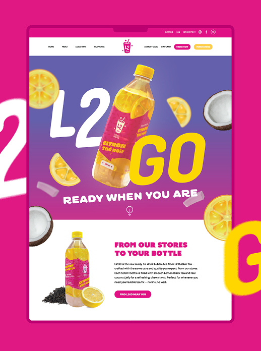 Maquette de site web représentant une bouteille de thé au citron avec une étiquette jaune, entourée de tranches de citron et de morceaux de noix de coco sur un fond violet dégradé. Un texte en caractères gras indique : « L2 GO READY WHEN YOU ARE ». Une autre bouteille et du texte apparaissent en dessous.